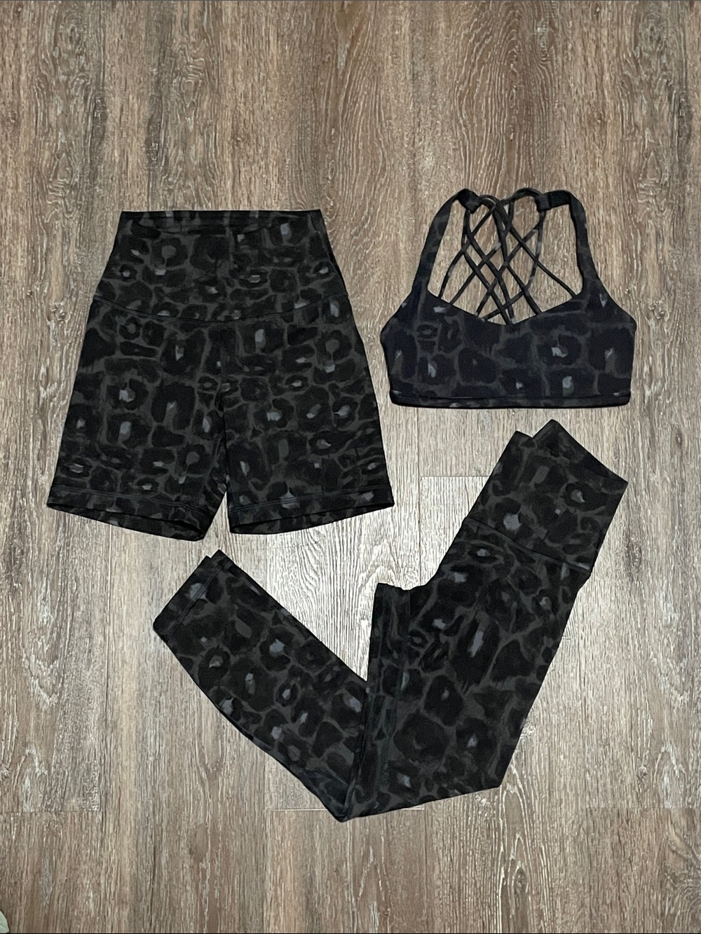 EUC Lululemon Matching Spray Leopard Black Multi Set. Size 4